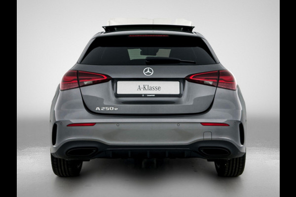 Mercedes-Benz A-Klasse 250 e Business Solution AMG | AMG Line Plus pakket | Smartphone-integratie | Head-up display | Panoramaschuifdak | Augmented Reality navigatie | Multibeam LED | 360°-camera | 19 inch AMG veglen |