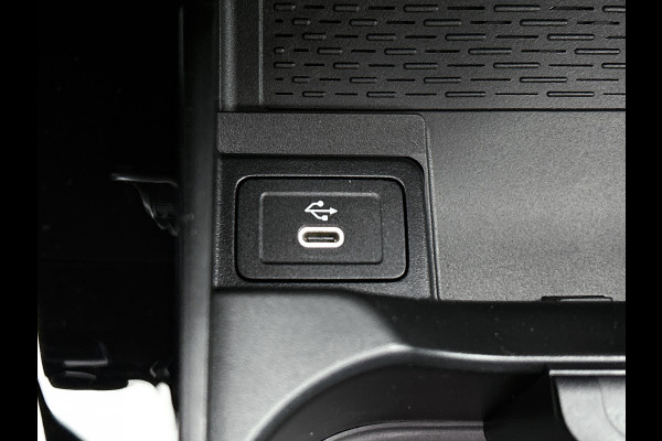 Mercedes-Benz A-Klasse 250 e Business Solution AMG | AMG Line Plus pakket | Smartphone-integratie | Head-up display | Panoramaschuifdak | Augmented Reality navigatie | Multibeam LED | 360°-camera | 19 inch AMG veglen |