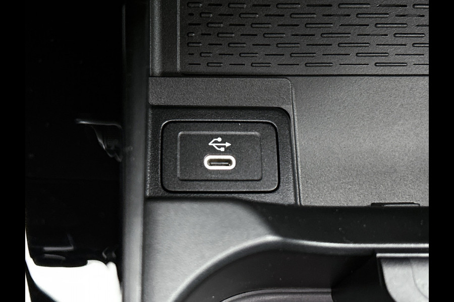 Mercedes-Benz A-Klasse 250 e Business Solution AMG | AMG Line Plus pakket | Smartphone-integratie | Head-up display | Panoramaschuifdak | Augmented Reality navigatie | Multibeam LED | 360°-camera | 19 inch AMG veglen |