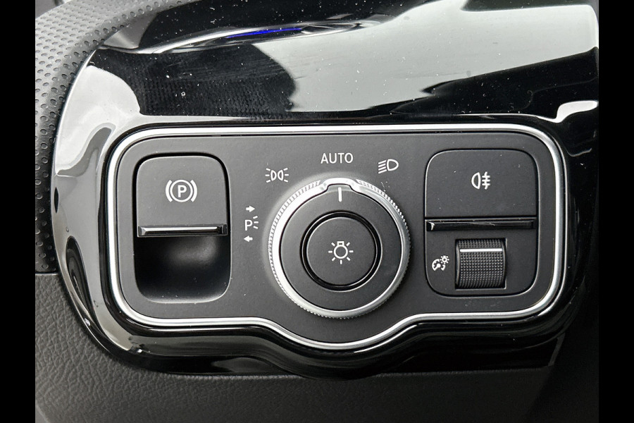 Mercedes-Benz A-Klasse 250 e Business Solution AMG | AMG Line Plus pakket | Smartphone-integratie | Head-up display | Panoramaschuifdak | Augmented Reality navigatie | Multibeam LED | 360°-camera | 19 inch AMG veglen |