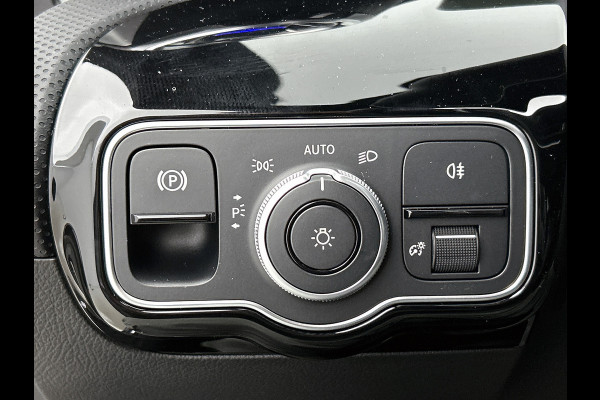 Mercedes-Benz A-Klasse 250 e Business Solution AMG | AMG Line Plus pakket | Smartphone-integratie | Head-up display | Panoramaschuifdak | Augmented Reality navigatie | Multibeam LED | 360°-camera | 19 inch AMG veglen |