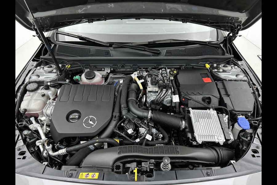 Mercedes-Benz A-Klasse 250 e Business Solution AMG | AMG Line Plus pakket | Smartphone-integratie | Head-up display | Panoramaschuifdak | Augmented Reality navigatie | Multibeam LED | 360°-camera | 19 inch AMG veglen |