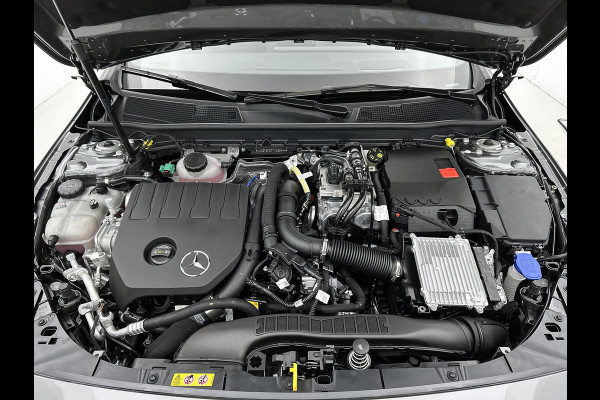 Mercedes-Benz A-Klasse 250 e Business Solution AMG | AMG Line Plus pakket | Smartphone-integratie | Head-up display | Panoramaschuifdak | Augmented Reality navigatie | Multibeam LED | 360°-camera | 19 inch AMG veglen |