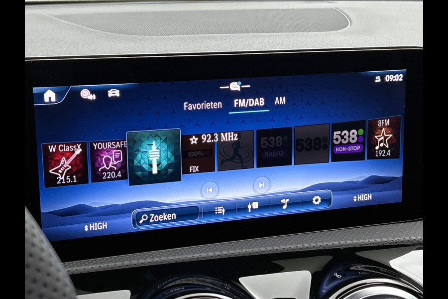 Mercedes-Benz A-Klasse 250 e Business Solution AMG | AMG Line Plus pakket | Smartphone-integratie | Head-up display | Panoramaschuifdak | Augmented Reality navigatie | Multibeam LED | 360°-camera | 19 inch AMG veglen |