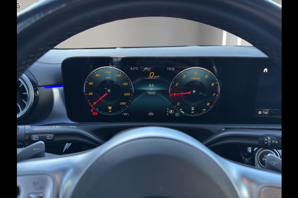 Mercedes-Benz A-Klasse 180 Business Solution AMG | 360 Camera | Head-up | Panoramadak | Navi | Sfeerverl | 19"| Trekh.Wegklap |