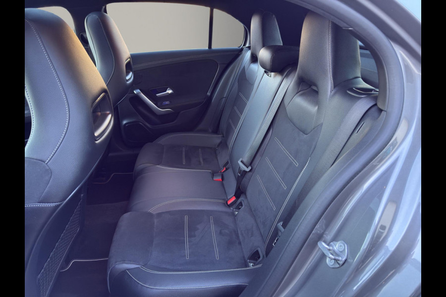 Mercedes-Benz A-Klasse 180 Business Solution AMG | 360 Camera | Head-up | Panoramadak | Navi | Sfeerverl | 19"| Trekh.Wegklap |