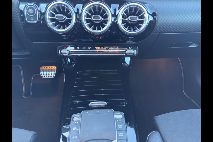Mercedes-Benz A-Klasse 180 Business Solution AMG | 360 Camera | Head-up | Panoramadak | Navi | Sfeerverl | 19"| Trekh.Wegklap |