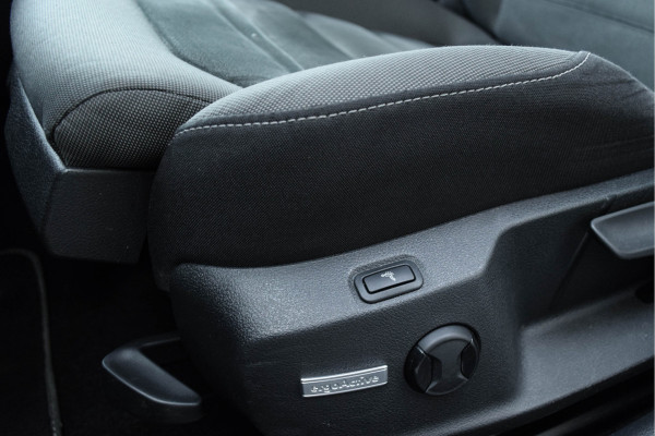 Volkswagen Golf 1.4 TSI Highline Business R-line / Virtual cockpit/ Navigatie/ 19 inch