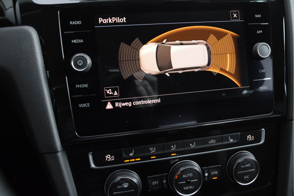 Volkswagen Golf 1.4 TSI Highline Business R-line / Virtual cockpit/ Navigatie/ 19 inch