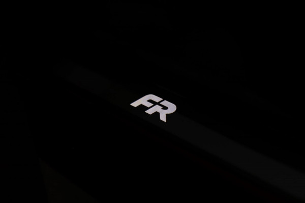 Seat Leon 1.5 eTSI FR / PANODAK / KEYLESS / LED / CAMERA / CARPLAY