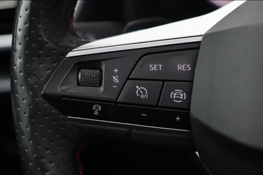 Seat Leon 1.5 eTSI FR / PANODAK / KEYLESS / LED / CAMERA / CARPLAY