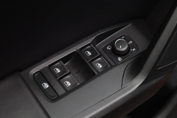 Seat Leon 1.5 eTSI FR / PANODAK / KEYLESS / LED / CAMERA / CARPLAY