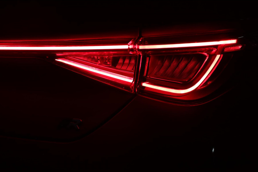 Seat Leon 1.5 eTSI FR / PANODAK / KEYLESS / LED / CAMERA / CARPLAY