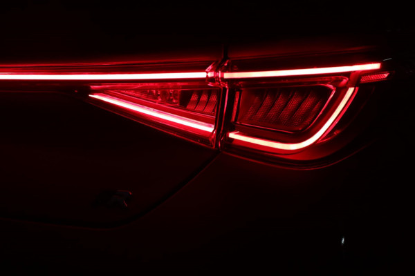 Seat Leon 1.5 eTSI FR / PANODAK / KEYLESS / LED / CAMERA / CARPLAY