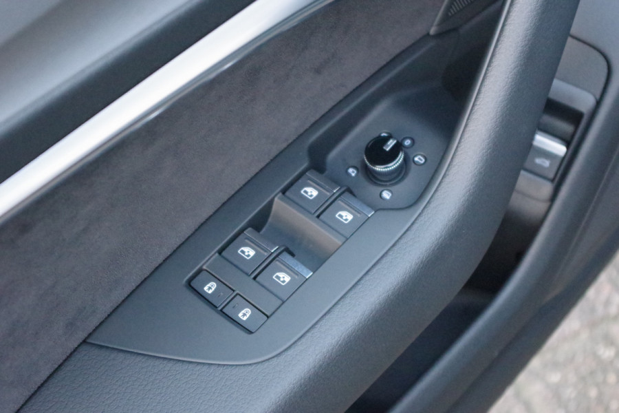 Audi A6 Avant 55 TFSI 367 PK e Quattro S-Line Edition Competition PHEV, Panoramadak, Trekhaak, Leder