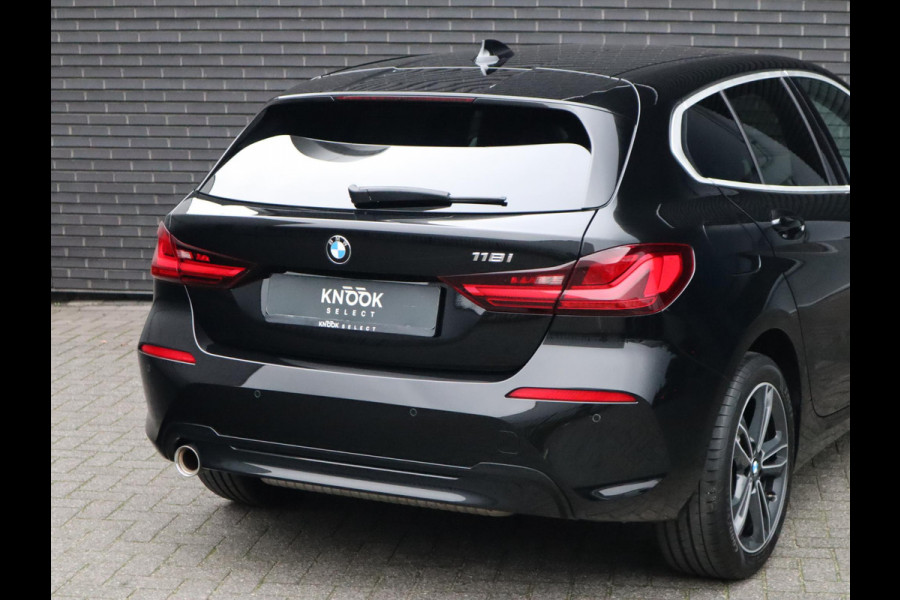 BMW 1-serie 118i Executive Sport Line Automaat / LED / 17 Inch / HiFi / Sportstoelen / Parkeersensoren voor+achter / Live Cockpit Plus /