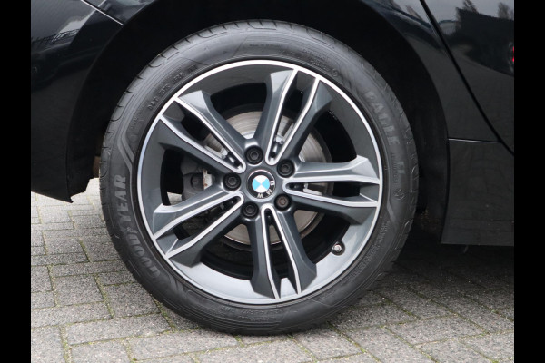 BMW 1-serie 118i Executive Sport Line Automaat / LED / 17 Inch / HiFi / Sportstoelen / Parkeersensoren voor+achter / Live Cockpit Plus /