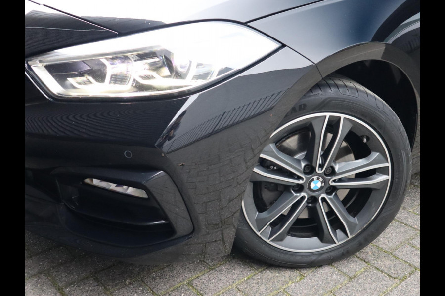 BMW 1-serie 118i Executive Sport Line Automaat / LED / 17 Inch / HiFi / Sportstoelen / Parkeersensoren voor+achter / Live Cockpit Plus /