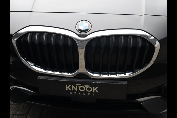 BMW 1-serie 118i Executive Sport Line Automaat / LED / 17 Inch / HiFi / Sportstoelen / Parkeersensoren voor+achter / Live Cockpit Plus /