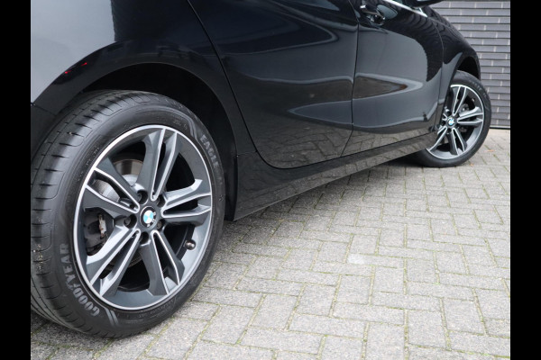 BMW 1-serie 118i Executive Sport Line Automaat / LED / 17 Inch / HiFi / Sportstoelen / Parkeersensoren voor+achter / Live Cockpit Plus /