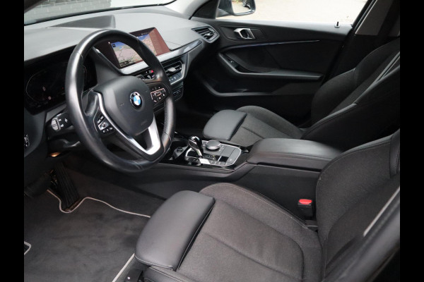 BMW 1-serie 118i Executive Sport Line Automaat / LED / 17 Inch / HiFi / Sportstoelen / Parkeersensoren voor+achter / Live Cockpit Plus /