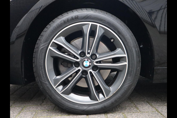 BMW 1-serie 118i Executive Sport Line Automaat / LED / 17 Inch / HiFi / Sportstoelen / Parkeersensoren voor+achter / Live Cockpit Plus /
