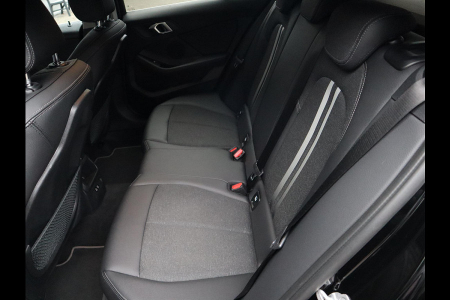 BMW 1-serie 118i Executive Sport Line Automaat / LED / 17 Inch / HiFi / Sportstoelen / Parkeersensoren voor+achter / Live Cockpit Plus /