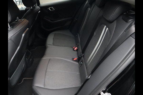BMW 1-serie 118i Executive Sport Line Automaat / LED / 17 Inch / HiFi / Sportstoelen / Parkeersensoren voor+achter / Live Cockpit Plus /
