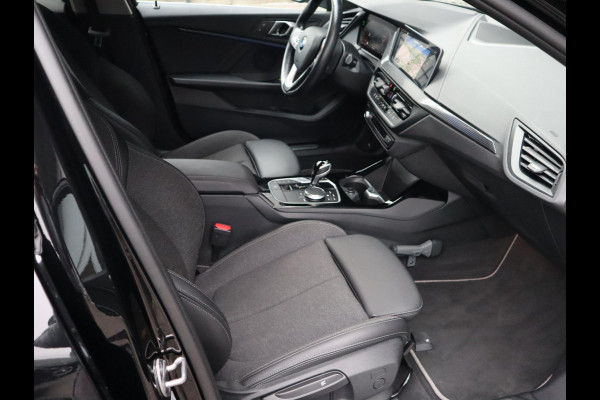 BMW 1-serie 118i Executive Sport Line Automaat / LED / 17 Inch / HiFi / Sportstoelen / Parkeersensoren voor+achter / Live Cockpit Plus /