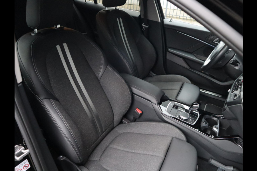 BMW 1-serie 118i Executive Sport Line Automaat / LED / 17 Inch / HiFi / Sportstoelen / Parkeersensoren voor+achter / Live Cockpit Plus /