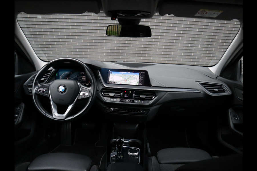 BMW 1-serie 118i Executive Sport Line Automaat / LED / 17 Inch / HiFi / Sportstoelen / Parkeersensoren voor+achter / Live Cockpit Plus /