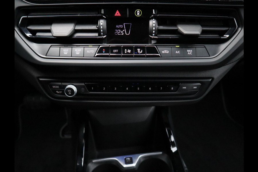 BMW 1-serie 118i Executive Sport Line Automaat / LED / 17 Inch / HiFi / Sportstoelen / Parkeersensoren voor+achter / Live Cockpit Plus /
