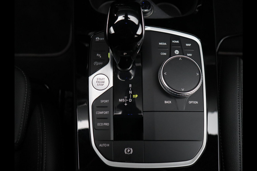 BMW 1-serie 118i Executive Sport Line Automaat / LED / 17 Inch / HiFi / Sportstoelen / Parkeersensoren voor+achter / Live Cockpit Plus /