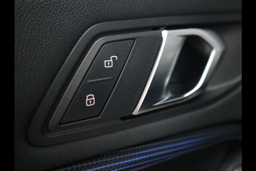 BMW 1-serie 118i Executive Sport Line Automaat / LED / 17 Inch / HiFi / Sportstoelen / Parkeersensoren voor+achter / Live Cockpit Plus /