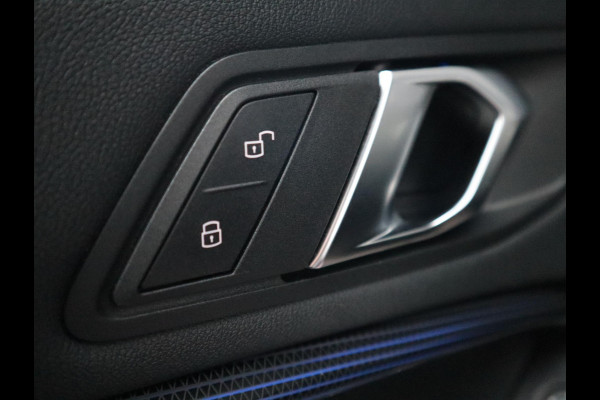 BMW 1-serie 118i Executive Sport Line Automaat / LED / 17 Inch / HiFi / Sportstoelen / Parkeersensoren voor+achter / Live Cockpit Plus /