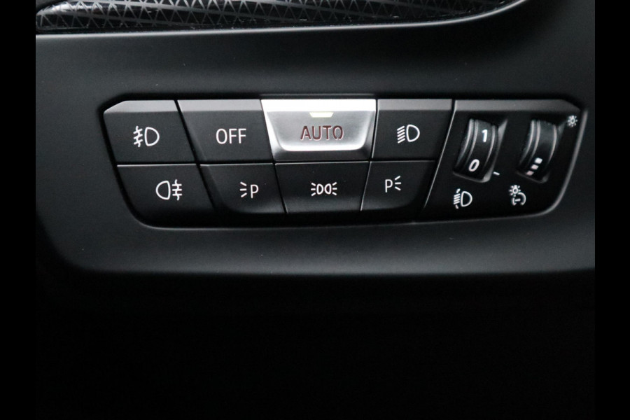 BMW 1-serie 118i Executive Sport Line Automaat / LED / 17 Inch / HiFi / Sportstoelen / Parkeersensoren voor+achter / Live Cockpit Plus /