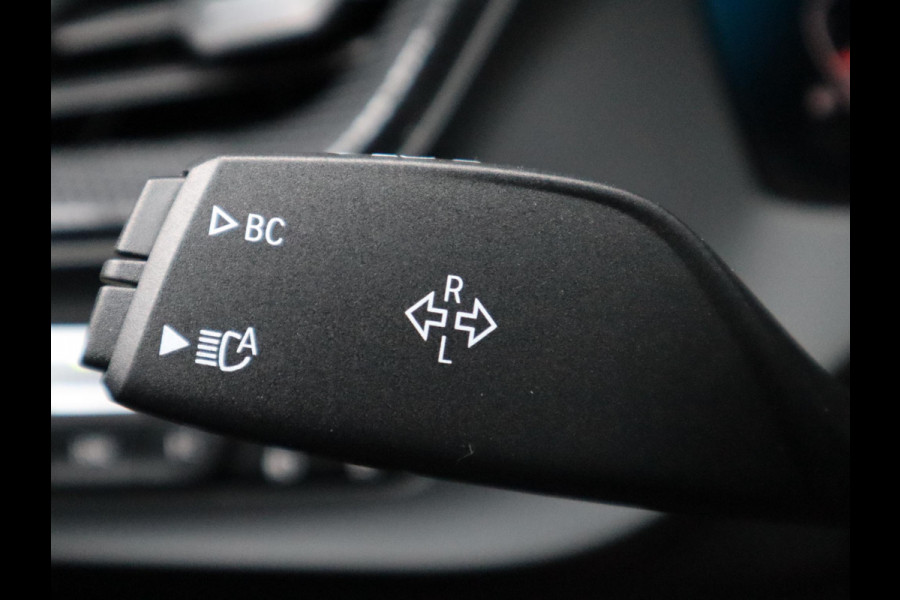 BMW 1-serie 118i Executive Sport Line Automaat / LED / 17 Inch / HiFi / Sportstoelen / Parkeersensoren voor+achter / Live Cockpit Plus /