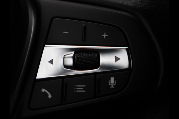 BMW 1-serie 118i Executive Sport Line Automaat / LED / 17 Inch / HiFi / Sportstoelen / Parkeersensoren voor+achter / Live Cockpit Plus /