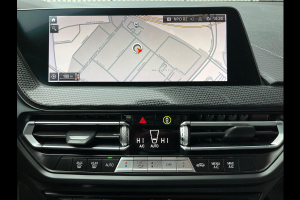 BMW 1-serie 118i Executive Sport Line Automaat / Live Cockpit Professional / Shadow Line / 17 Inch / LED / Sportstoelen / Parkeersensoren voor+achter