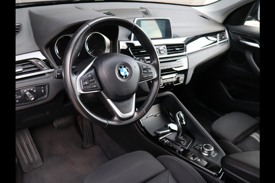 BMW X1 sDrive18i Executive Sport Line Automaat / Navigatie / LED / 18 Inch / Parkeersensoren voor+achter / Voorstoelen Verwarmd / Sportstuur /