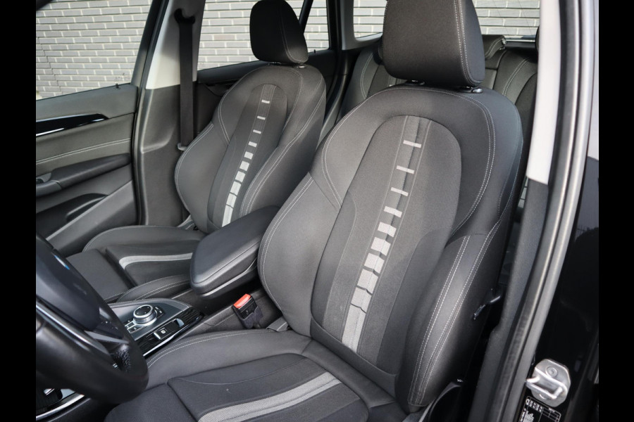 BMW X1 sDrive18i Executive Sport Line Automaat / Navigatie / LED / 18 Inch / Parkeersensoren voor+achter / Voorstoelen Verwarmd / Sportstuur /