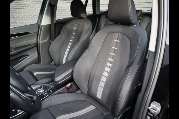 BMW X1 sDrive18i Executive Sport Line Automaat / Navigatie / LED / 18 Inch / Parkeersensoren voor+achter / Voorstoelen Verwarmd / Sportstuur /