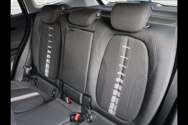 BMW X1 sDrive18i Executive Sport Line Automaat / Navigatie / LED / 18 Inch / Parkeersensoren voor+achter / Voorstoelen Verwarmd / Sportstuur /
