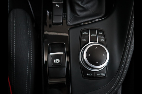 BMW X1 sDrive18i Executive Sport Line Automaat / Navigatie / LED / 18 Inch / Parkeersensoren voor+achter / Voorstoelen Verwarmd / Sportstuur /