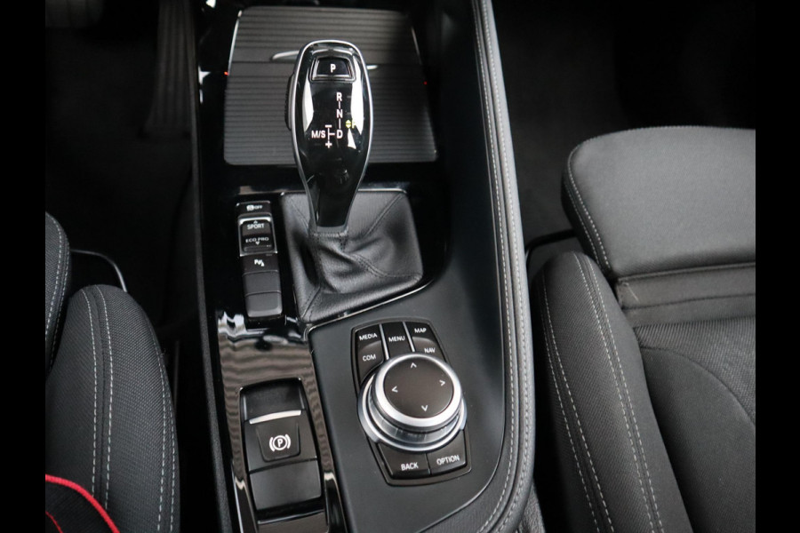 BMW X1 sDrive18i Executive Sport Line Automaat / Navigatie / LED / 18 Inch / Parkeersensoren voor+achter / Voorstoelen Verwarmd / Sportstuur /