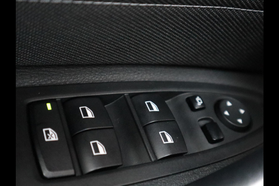 BMW X1 sDrive18i Executive Sport Line Automaat / Navigatie / LED / 18 Inch / Parkeersensoren voor+achter / Voorstoelen Verwarmd / Sportstuur /