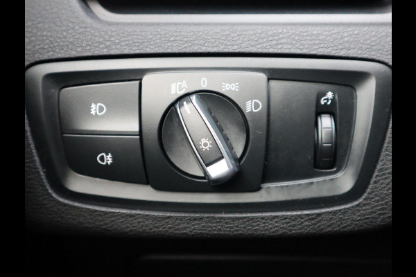 BMW X1 sDrive18i Executive Sport Line Automaat / Navigatie / LED / 18 Inch / Parkeersensoren voor+achter / Voorstoelen Verwarmd / Sportstuur /