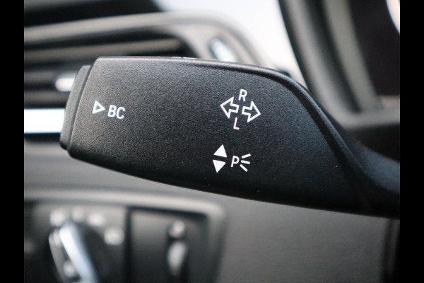 BMW X1 sDrive18i Executive Sport Line Automaat / Navigatie / LED / 18 Inch / Parkeersensoren voor+achter / Voorstoelen Verwarmd / Sportstuur /