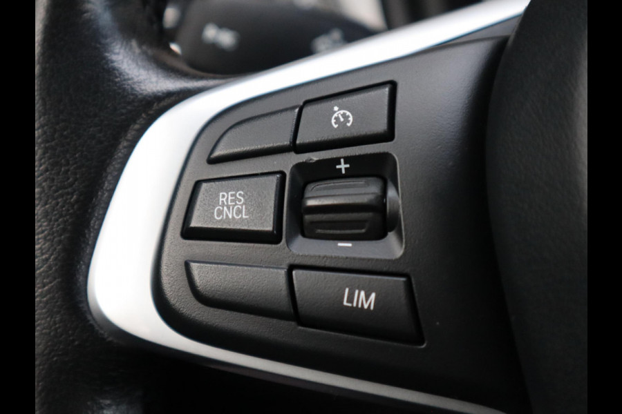 BMW X1 sDrive18i Executive Sport Line Automaat / Navigatie / LED / 18 Inch / Parkeersensoren voor+achter / Voorstoelen Verwarmd / Sportstuur /