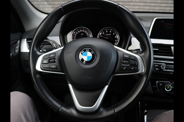 BMW X1 sDrive18i Executive Sport Line Automaat / Navigatie / LED / 18 Inch / Parkeersensoren voor+achter / Voorstoelen Verwarmd / Sportstuur /